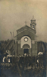 Chiesa di campagna e processione religiosa.
