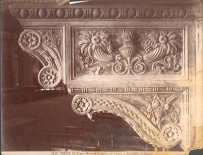 Firenze - Chiesa di S. Croce. Mensola in marmo del Pulpito di Benedetto da Majano.