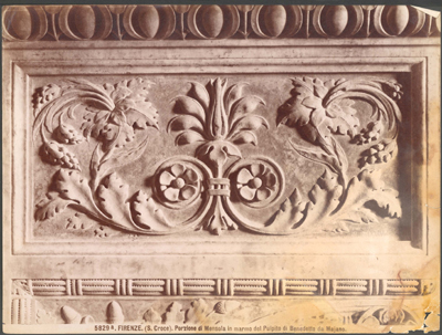 Firenze, S. Croce. Porzione di Mensola in marmo del Pulpito di Benedetto da Majano.