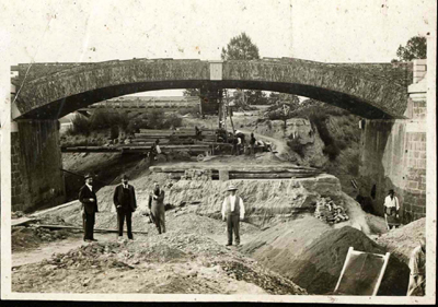 Operai durante la costruzione di un ponte