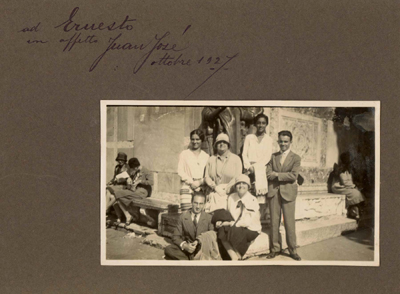 Ernesto Guerci ed altri davanti ad un monumento