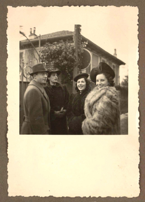 Liana Virginia Ronchino con suo marito e delle amiche