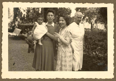 Liana Virginia Ronchino con un bambino e altre due signore