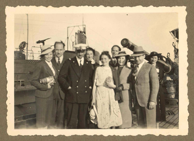 Ernesto Guerci, sua moglie, ed altre persone ritratti sopra una nave da guerra