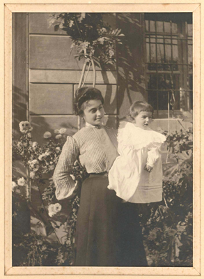 Maria Amalia Evelina Pastorino con in braccio il figlio Ernesto Guerci