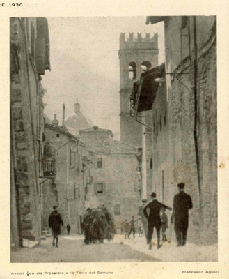 Assisi - La via Properzio e la Torre del Comune