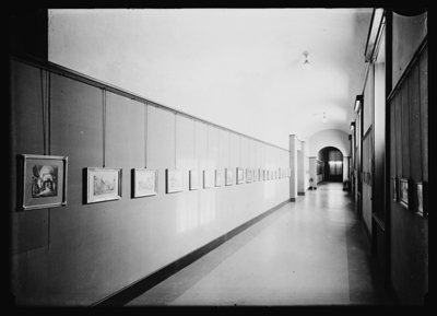 Galleria di museo con quadri