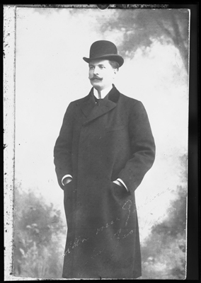 Fotoriproduzione relativa a ritratto di gentiluomo con cappello bombetta