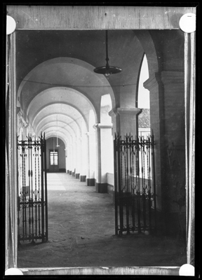 Fotoriproduzione relativa all'ingresso portico dell'ospedale civile di Alessandria
