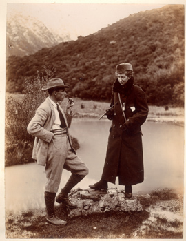 Alpi meridionali della Nuova Zelanda:  un uomo e una donna della spedizione Borsalino ritratti sulle sponde di un lago