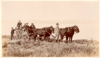 Nuova Zelanda: Giuseppe Borsalino in compagnia di tre signore ritratto in posa su di un carro trainato da un tiro a quattro sulle sponde di un lago
