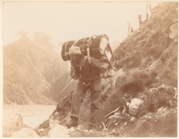 Alpi meridionali della Nuova Zelanda:  portatori ripresi durante la spedizione di Giuseppe Borsalino