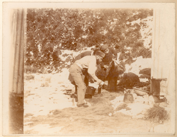 Alpi meridionali della Nuova Zelanda:  Matthias Zurbriggen e Giuseppe Borsalino durante la preparazione di un pasto nel corso della spedizione