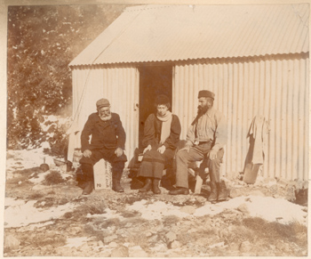 Alpi meridionali della Nuova Zelanda: Giuseppe Borsalino, una signora non identificata e Matthias Zurbriggen seduti davanti ad un rifugio in lamiera