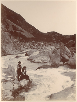 Alpi meridionali della Nuova Zelanda: Giuseppe Borsalino e una signora non identificata fotografati sulla sponda di un torrente alpino