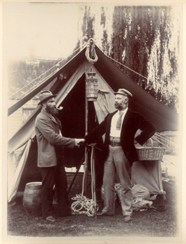 Nuova Zelanda:  Mattia Zurbriggen stringe la mano a un altro signore (J.J. Kinsey?) davanti a una tenda