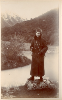 Alpi meridionali della Nuova Zelanda: una donna della spedizione Borsalino ritratta sulle sponde di un lago