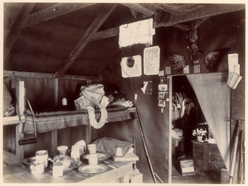 Alpi meridionali della Nuova Zelanda: interno di un rifugio con la tavola apparecchiata e una cassa appartenente a J.J. Kinsey