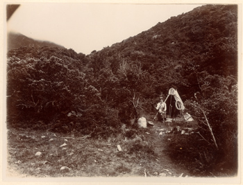 Alpi meridionali della Nuova Zelanda: una donna della spedizione Borsalino ritratta davanti alla tenda in tenuta da escursionista