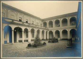 Alessandria - Casa di riposo di corso Lamarmora: il cortile a portico e loggiato