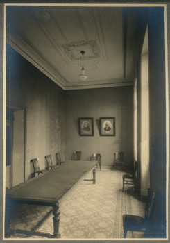 Alessandria - Casa di riposo di corso Lamarmora: sala riunioni (?) con i ritratti di Giuseppe Borsalino e della moglie