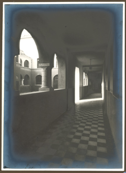 Alessandria - Istituto Divina Provvidenza Madre Teresa Michel: corridoio loggiato al  piano terra