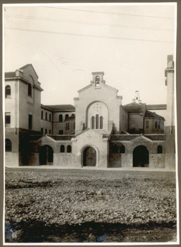 Alessandria - Istituto Divina Provvidenza Madre Teresa Michel - prospetto principale: il corpo d'ingresso