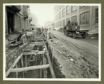 Alessandria, Corso 100 cannoni - costruzione della rete fognaria: scavi all'altezza dello stabilimento Borsalino, con piazza Valfré sullo sfondo