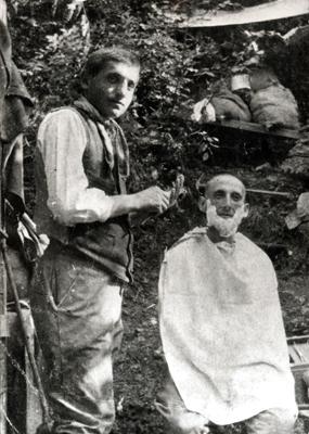 Al fronte: Giovanni Rivera mentre fa la barba ad un commilitone