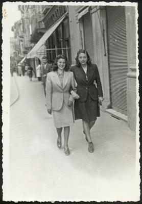 Due signorine a passeggio (Elda e Lucia Zoccola), Alessandria