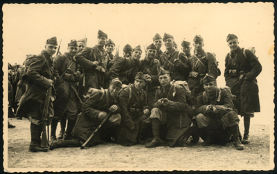 Ascoli. Foto di gruppo al corso A. U. C. Plotone mitraglieri (tra di essi gli alessandrini Carlo Sassi e Vittorio Ziliani)