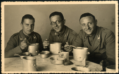 Vittorio Ziliani con due compagni del corso A.U.C., Ascoli Piceno, 1943