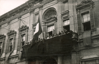 Persone affacciate al balcone d'onore di Palazzo Ghilini, Alessandria