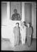 Tre uomini accanto a una statua a mezzo busto della ditta Borsalino ad Alessandria